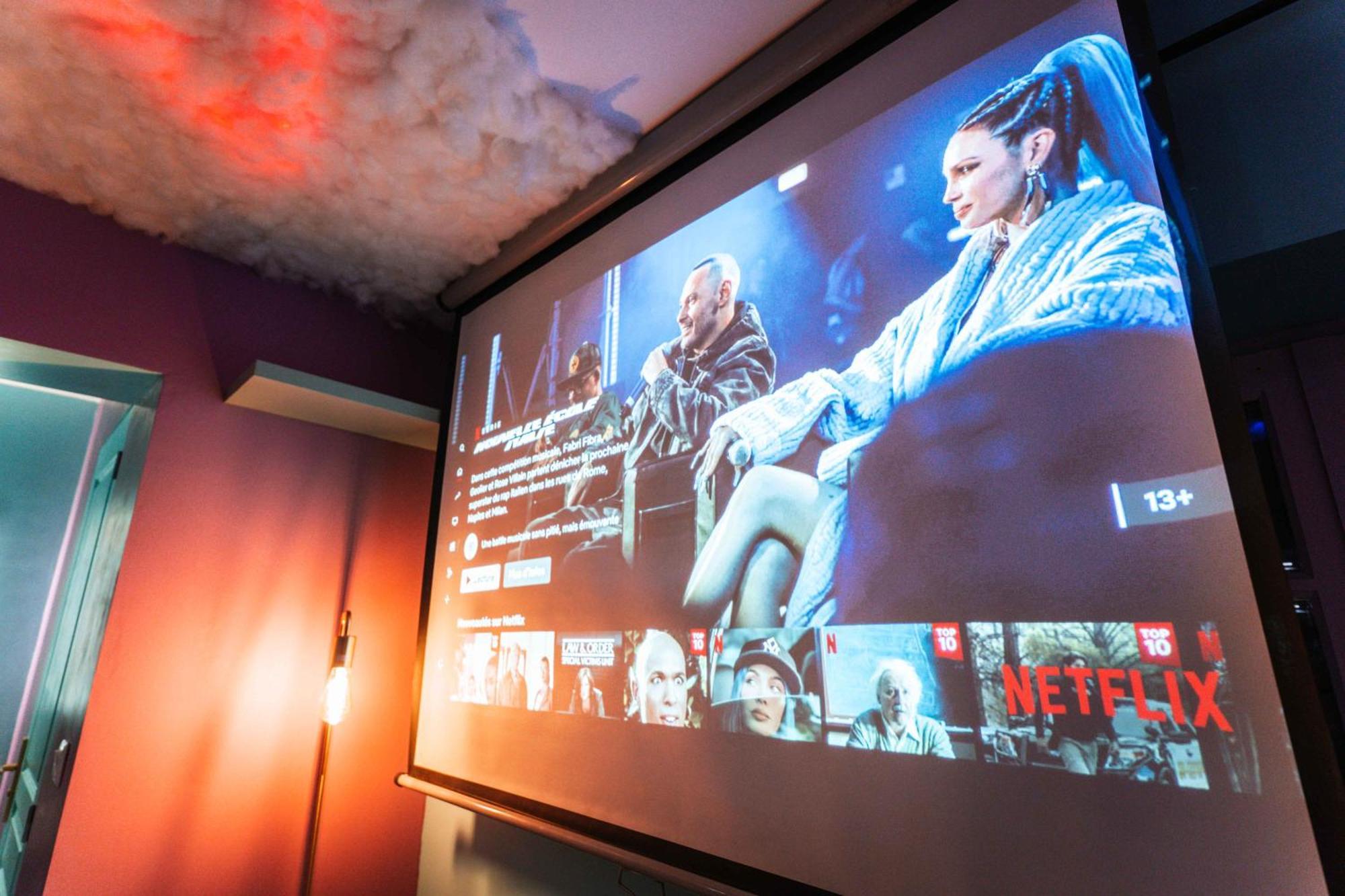 Capsule Cloud - Jacuzzi - Projecteur Cinema Tourcoing
