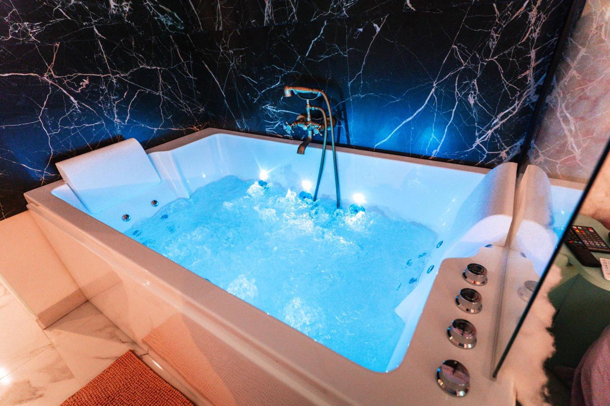 Capsule Cloud - Jacuzzi - Projecteur Cinema Tourcoing
