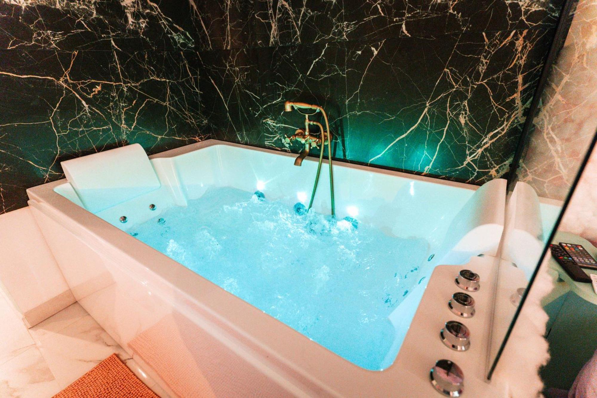 Capsule Cloud - Jacuzzi - Projecteur Cinema Apartment Tourcoing